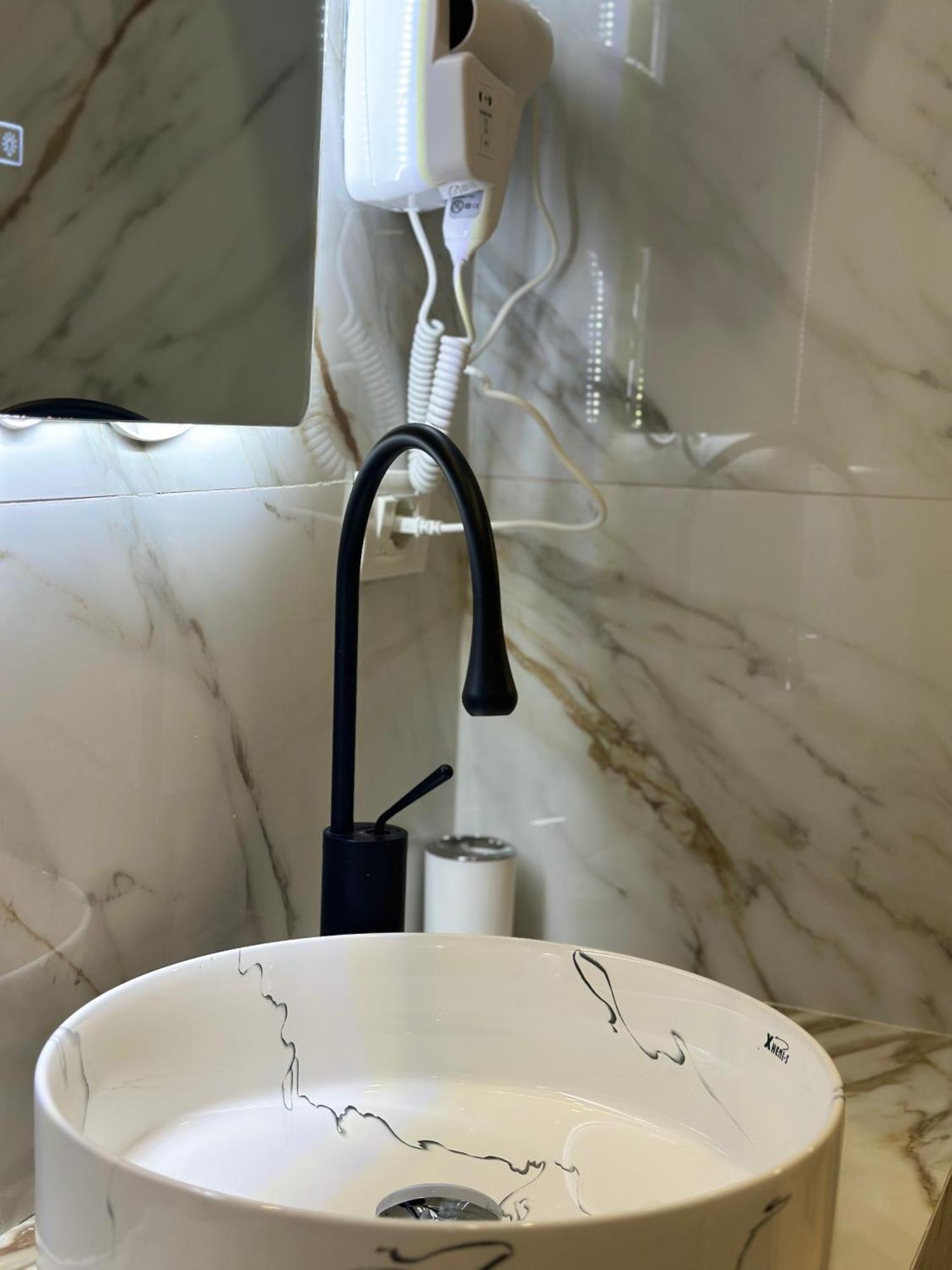 Troy Aparthotel Дуррес Екстер'єр фото